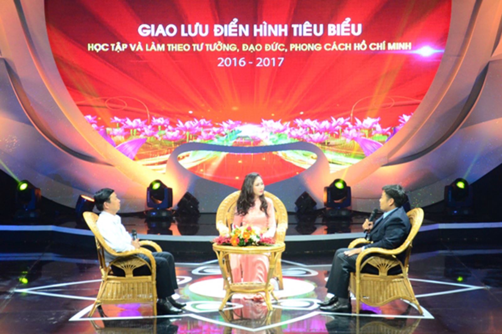 Vận dụng tư tưởng Hồ Chí Minh vào xây dựng hệ giá trị nhân cách con người Việt Nam hiện nay