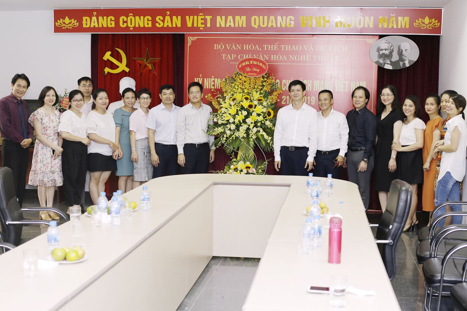 Thứ trưởng Lê Quang Tùng thăm và chúc mừng Tạp chí Văn hóa Nghệ thuật nhân ngày 21 - 6