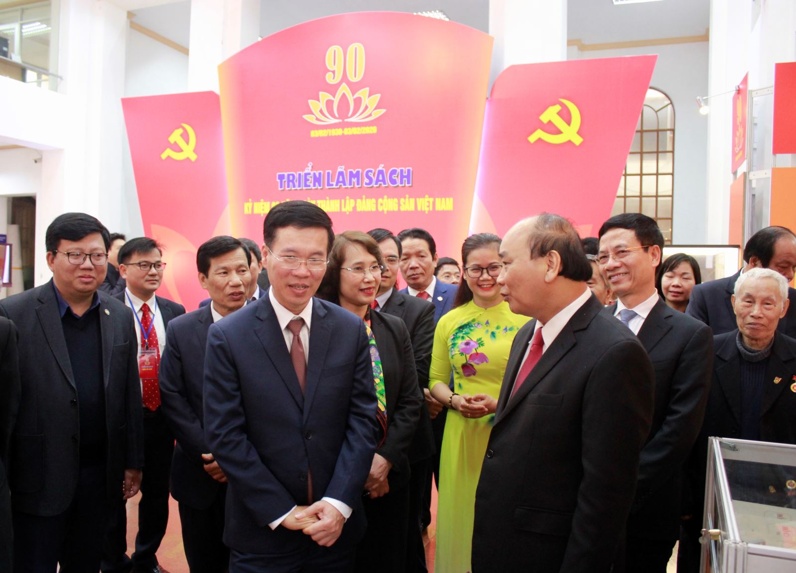 Thủ tướng Nguyễn Xuân Phúc thăm Triển lãm sách Kỷ niệm 90 năm Ngày thành lập Đảng