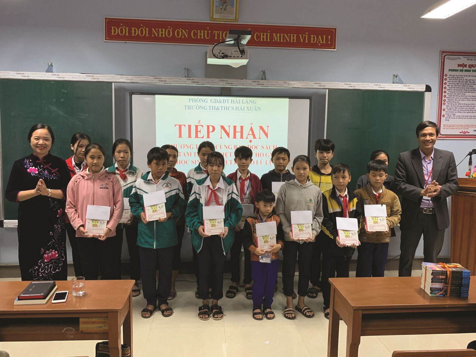 Vụ Thư viện: Trao tặng sách, thiết bị thư viện cho giáo viên và học sinh ở Quảng Trị