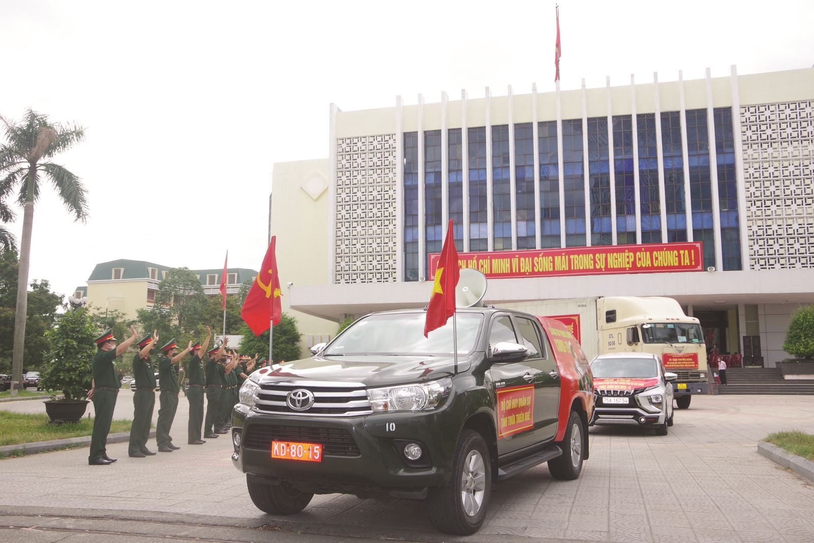 THỪA THIÊN HUẾ: Bộ Chỉ huy quân sự vận chuyển hàng hóa ủng hộ nhân dân và lực lượng vũ trang TP. HCM