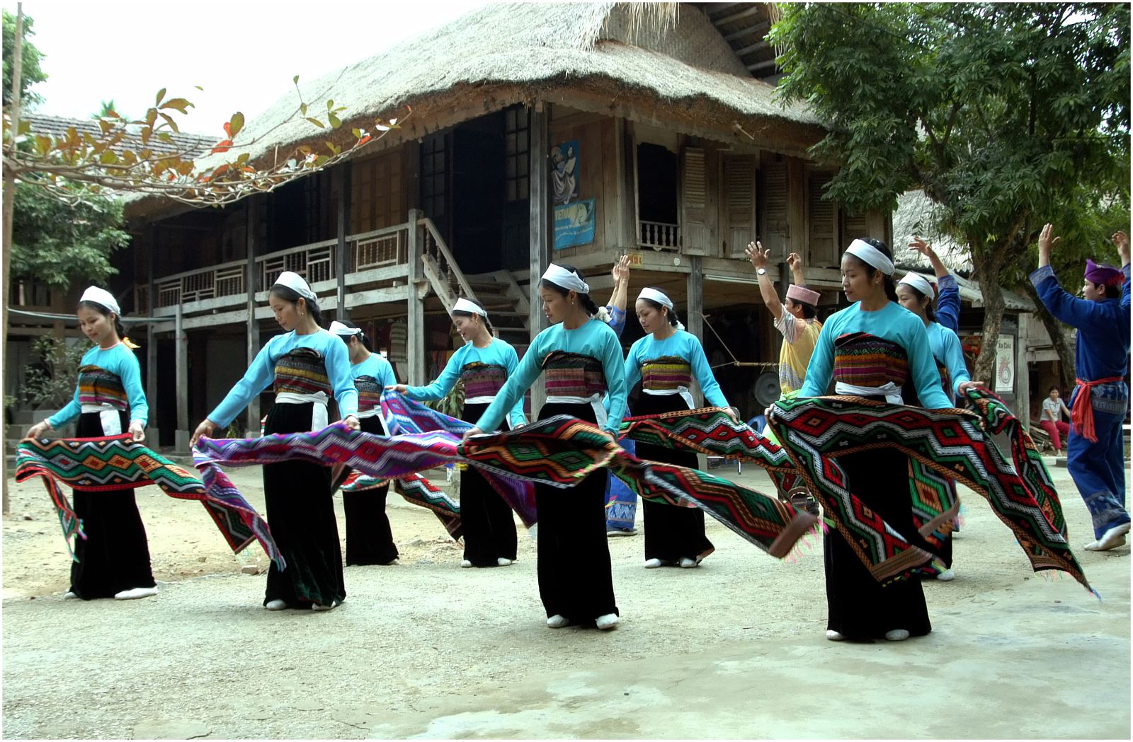 Các yếu tố ảnh hưởng đến môi trường văn hóa tại đểm đến du lịch cộng đồng ở Việt Nam