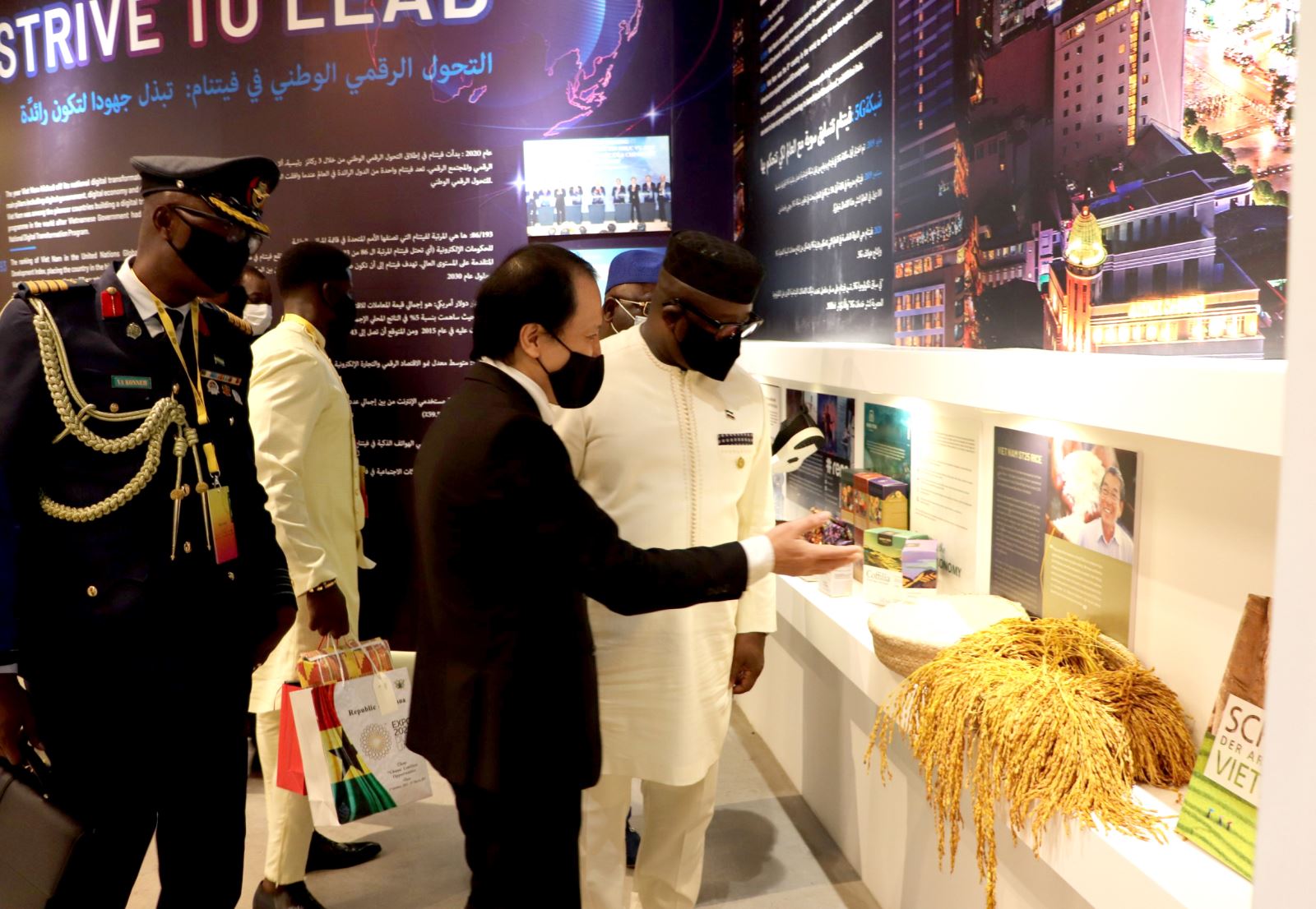 Tổng thống Sierra Leone thăm Nhà Triển lãm Việt Nam tại EXPO 2020 Dubai, UAE