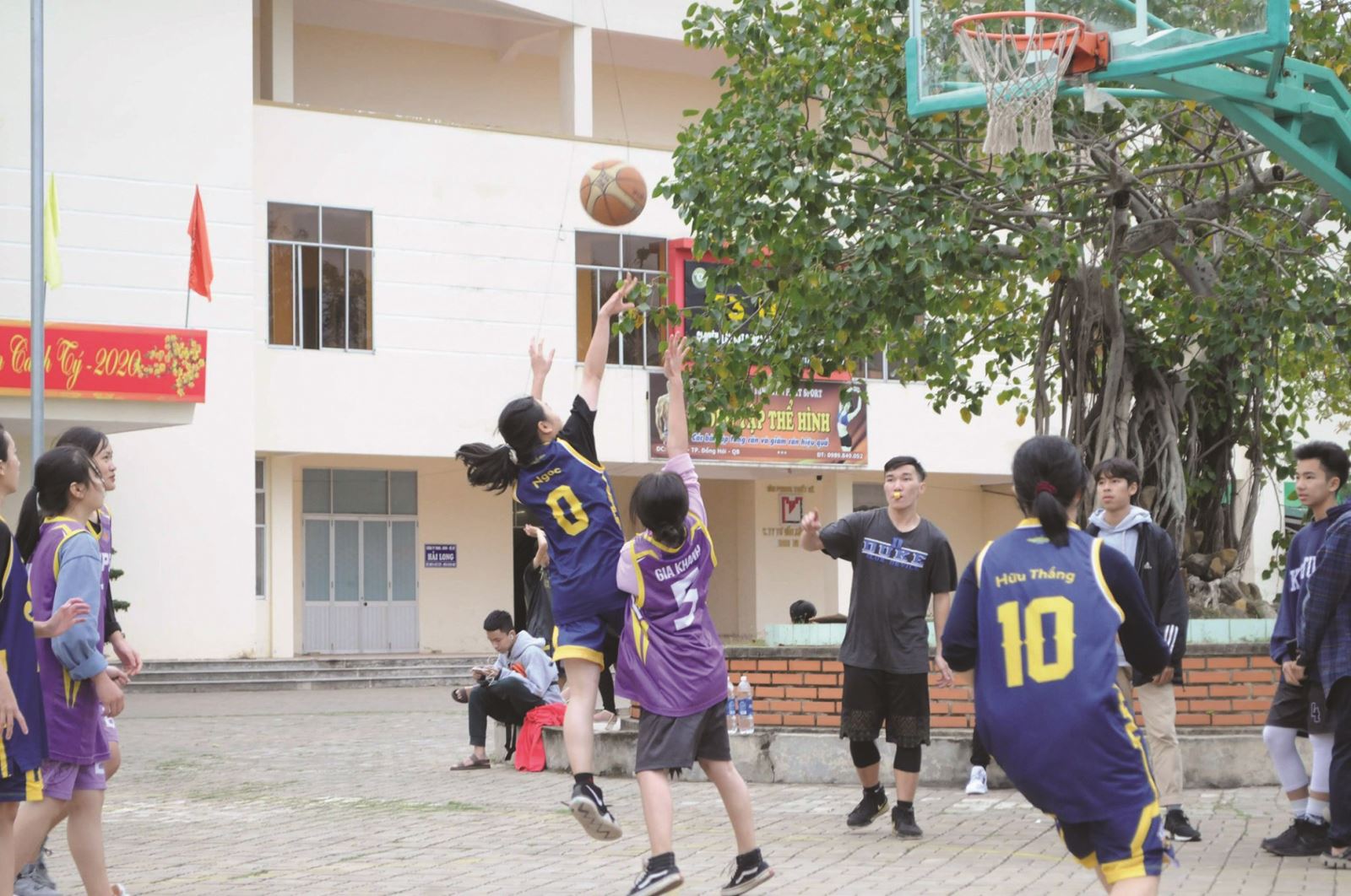 Tập luyện bóng rổ - sân chơi thể thao bổ ích cho học sinh