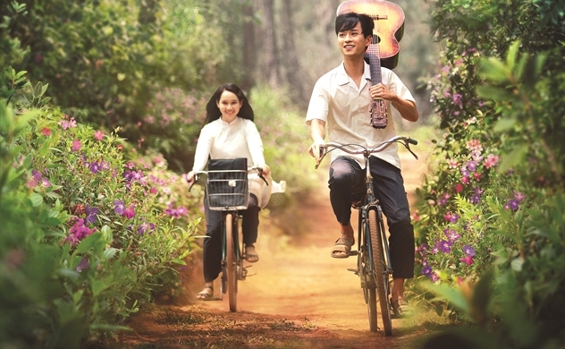 Những năm qua, nhiều nhà làm phim và nghệ sĩ điện ảnh Việt Nam đã có kinh nghiệm thích ứng với sự phát triển của cơ chế thị trường, khi nó tạo ra sự năng động của mỗi cá nhân và xã hội.