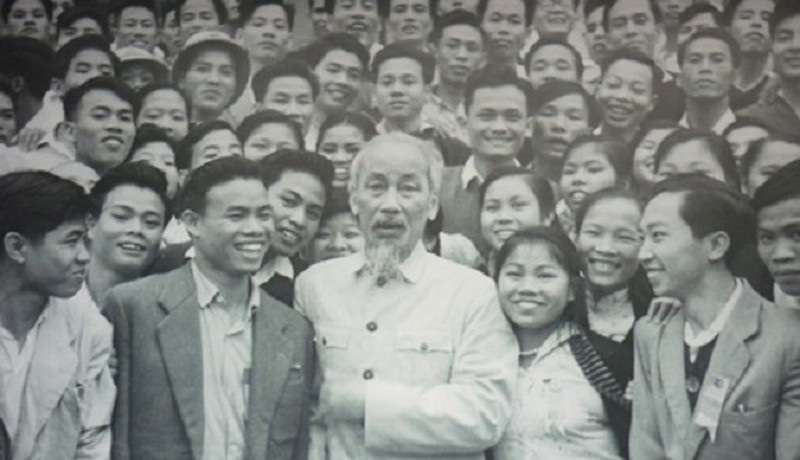 Vận dụng quan điểm của Chủ tịch Hồ Chí Minh trong công tác giáo dục thanh niên hiện nay
