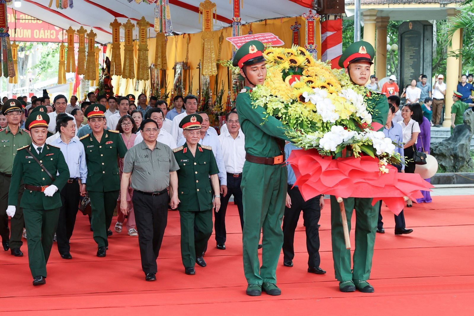 Thủ tướng tri ân các anh hùng, liệt sĩ tại Nghĩa trang quốc tế Việt – Lào