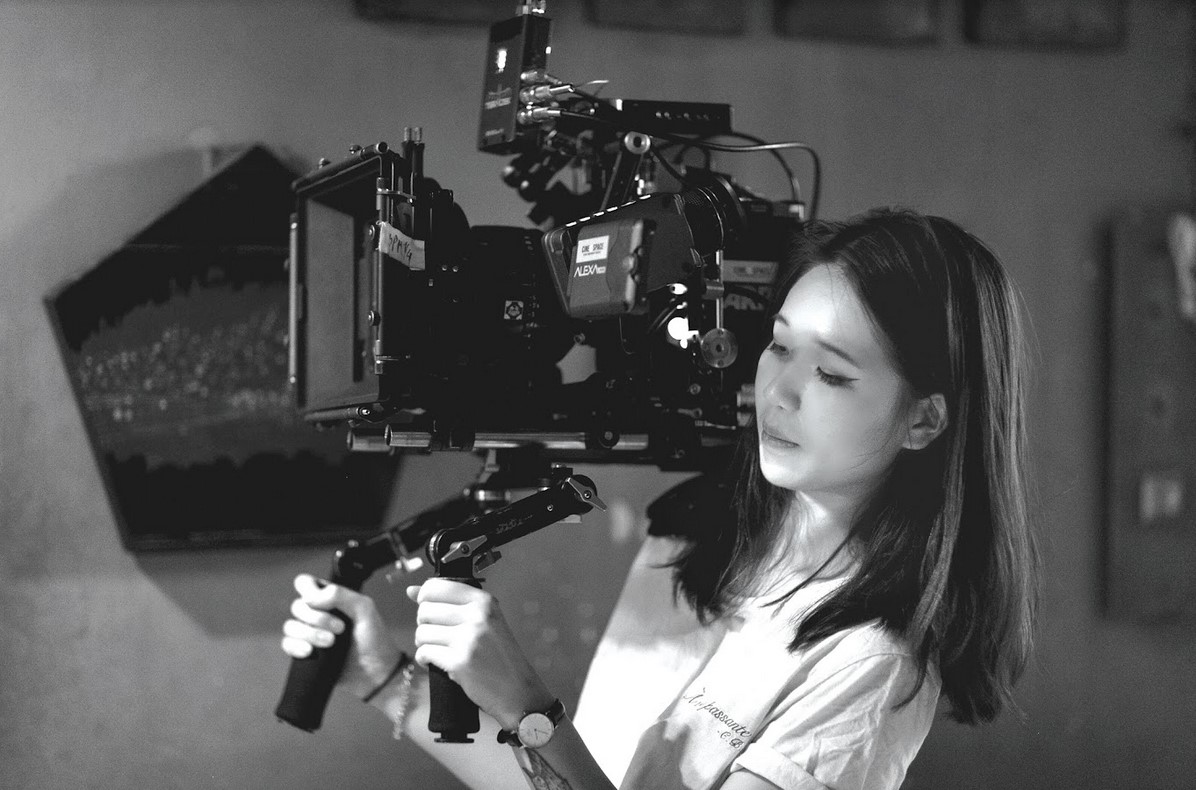Được đào tạo bài bản về điện ảnh và từng thử sức mình ở nhiều vị trí: từ DOP, viết kịch bản đến đạo diễn, Nguyễn Phan Linh Đan đã gặt hái được những thành công bước đầu trên hành trình nghệ thuật. Cô gái đa tài này vừa đón nhận tin vui mới nhất khi dự án phim điện ảnh Tấm ván phóng dao của cô là dự án phim đang phát triển duy nhất từ Đông Nam Á được mời tham dự La Fabrique tại Liên hoan phim Cannes 2022 diễn ra từ ngày 17/5 đến ngày 28/5/2022.