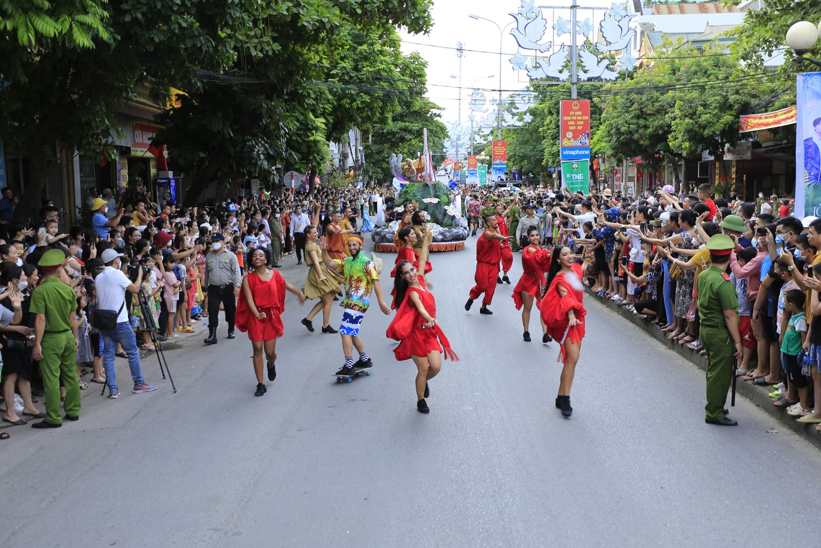 Phóng sự ảnh: Diễu hành đường phố tại Lễ hội Carnival Hòa Bình năm 2022