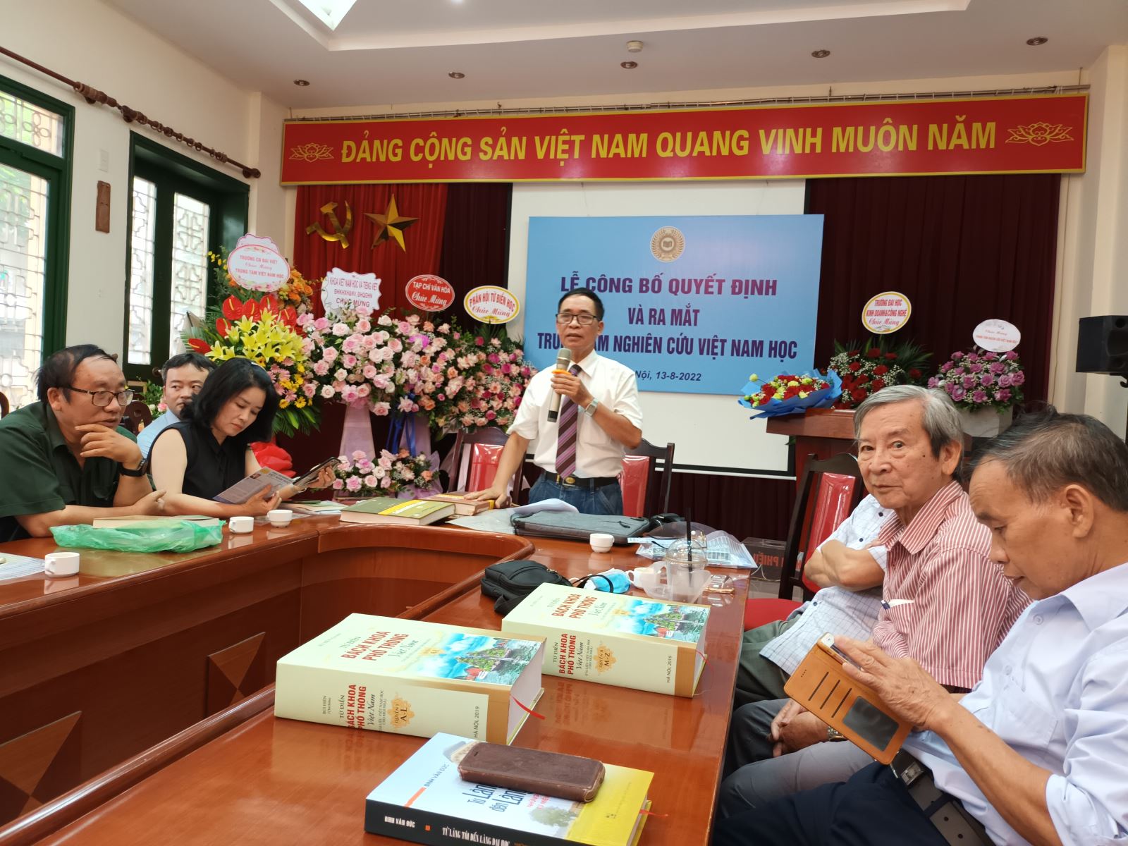 Ra mắt Trung tâm Nghiên cứu Việt Nam học