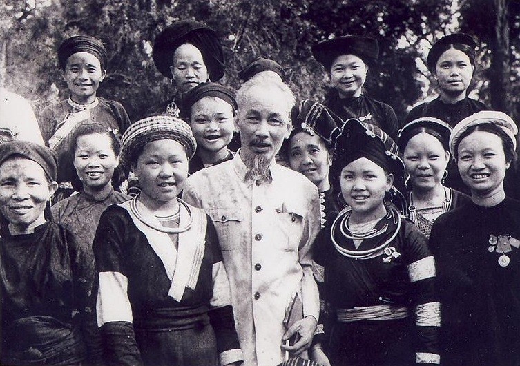 Tư tưởng Hồ Chí Minh về con người với việc xây dựng và phát huy nhân tố con người Việt Nam hiện nay