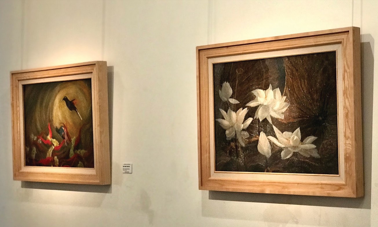 Những bức tranh trong triển lãm Ghim đến từ một hoàn cảnh lạ. Trong sự bức bối khi đang ngồi vẽ, họa sĩ dùng súng bắn ghim bắn vào ván gỗ lia lịa như một sự xả trừ. Một hình con hổ hiện lên, và đó là tác phẩm khởi đầu cho triển lãm Ghim diễn ra từ ngày 1-5 /8/2022 tại bảo tàng Mỹ thuật Việt Nam.