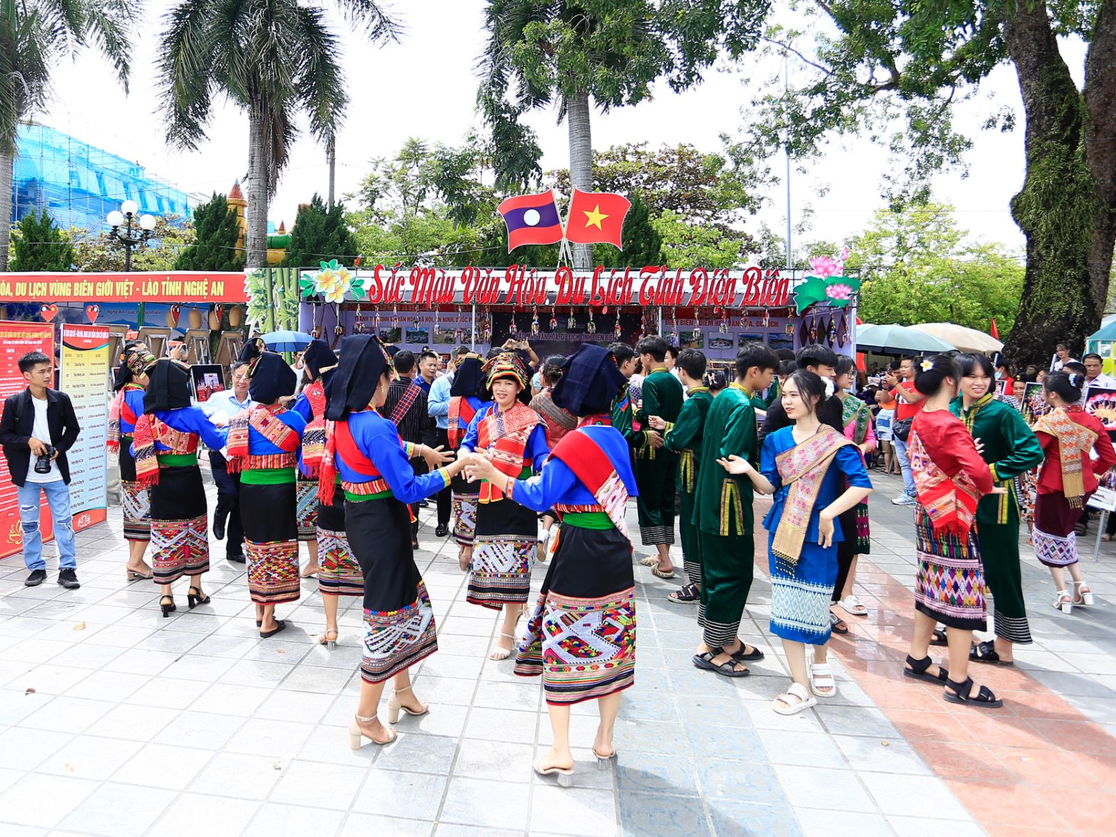 Thưởng lãm không gian văn hóa  tại Ngày hội giao lưu VHTTDL vùng biên giới Việt Nam - Lào 