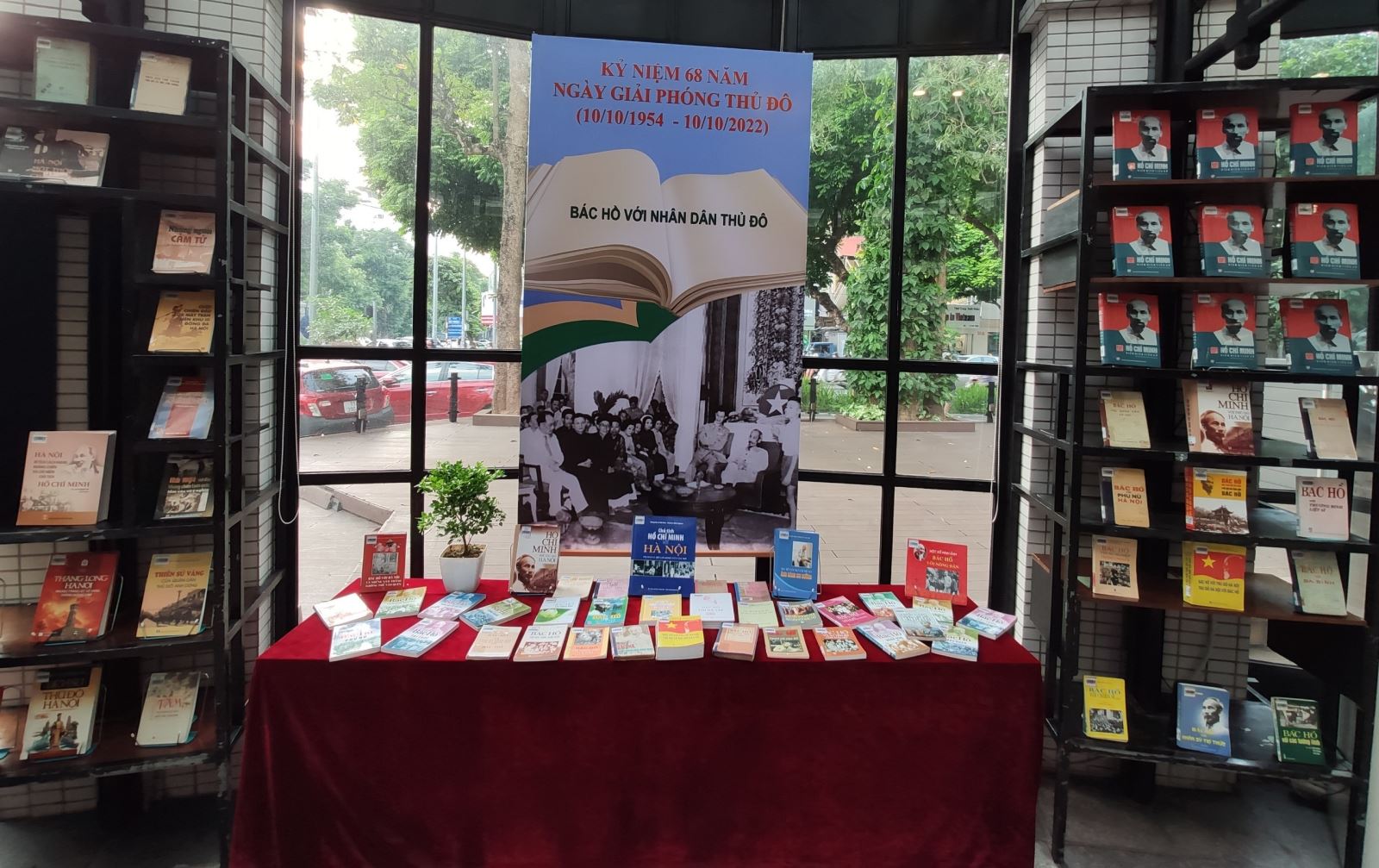 Thư viện Hà Nội: trưng bày sách, báo kỷ niệm 68 năm ngày Giải phóng Thủ đô