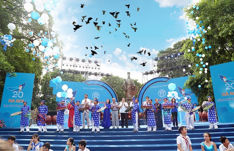Xây dựng môi trường văn hóa ở Thủ đô Hà Nội trong định hướng phát triển bền vững