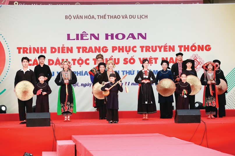 Bảo tồn trang phục truyền thống các dân tộc thiểu số Việt Nam: Không để "của riêng còn một chút này"...