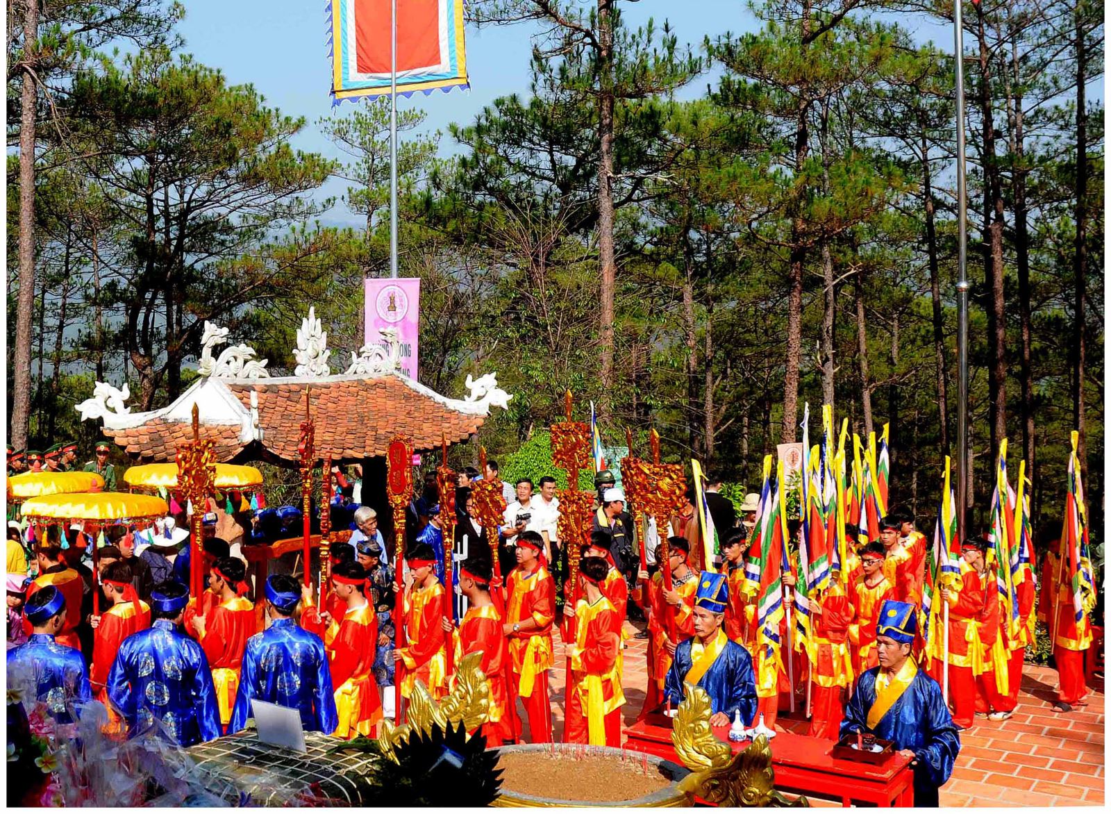 Xây dựng môi trường văn hóa tại các thiết chế văn hóa tín ngưỡng của cộng đồng các dân tộc ở Việt Nam