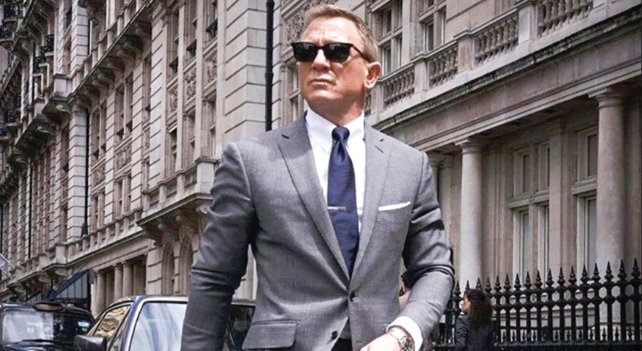 Nổi tiếng khắp thế giới khi hóa thân vào vai James Bond trong suốt 5 phần phim, mới đây Daniel Craig đã chào tạm biệt vai diễn huyền thoại sau phần phim No time to die (Không phải lúc chết). Ngôi sao nổi tiếng đã kể câu chuyện về mình, về vai diễn bất ngờ làm nên đỉnh cao trong đời diễn của anh cũng như các tổn thương anh phải chịu khi tham gia vai diễn đó trong bộ phim tài liệu Being James Bond (Là điệp viên James Bond - 2021).