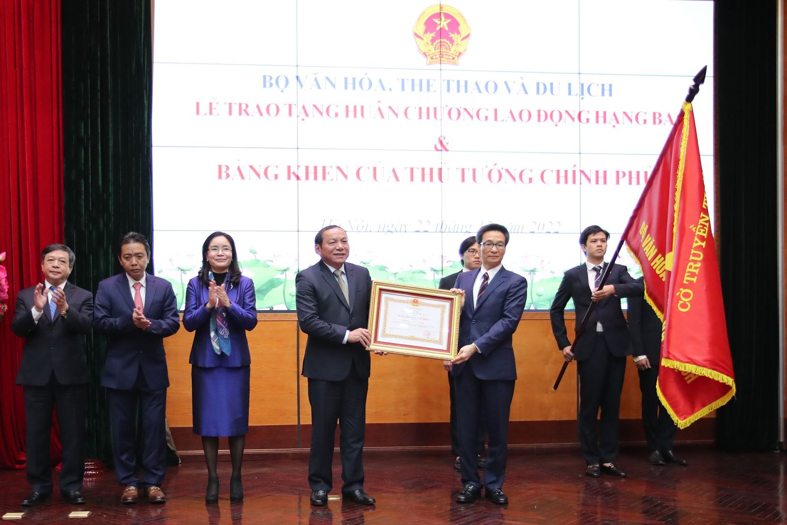 Bộ VHTTDL, Bộ trưởng Nguyễn Văn Hùng đón nhận Huân chương Lao động hạng Ba