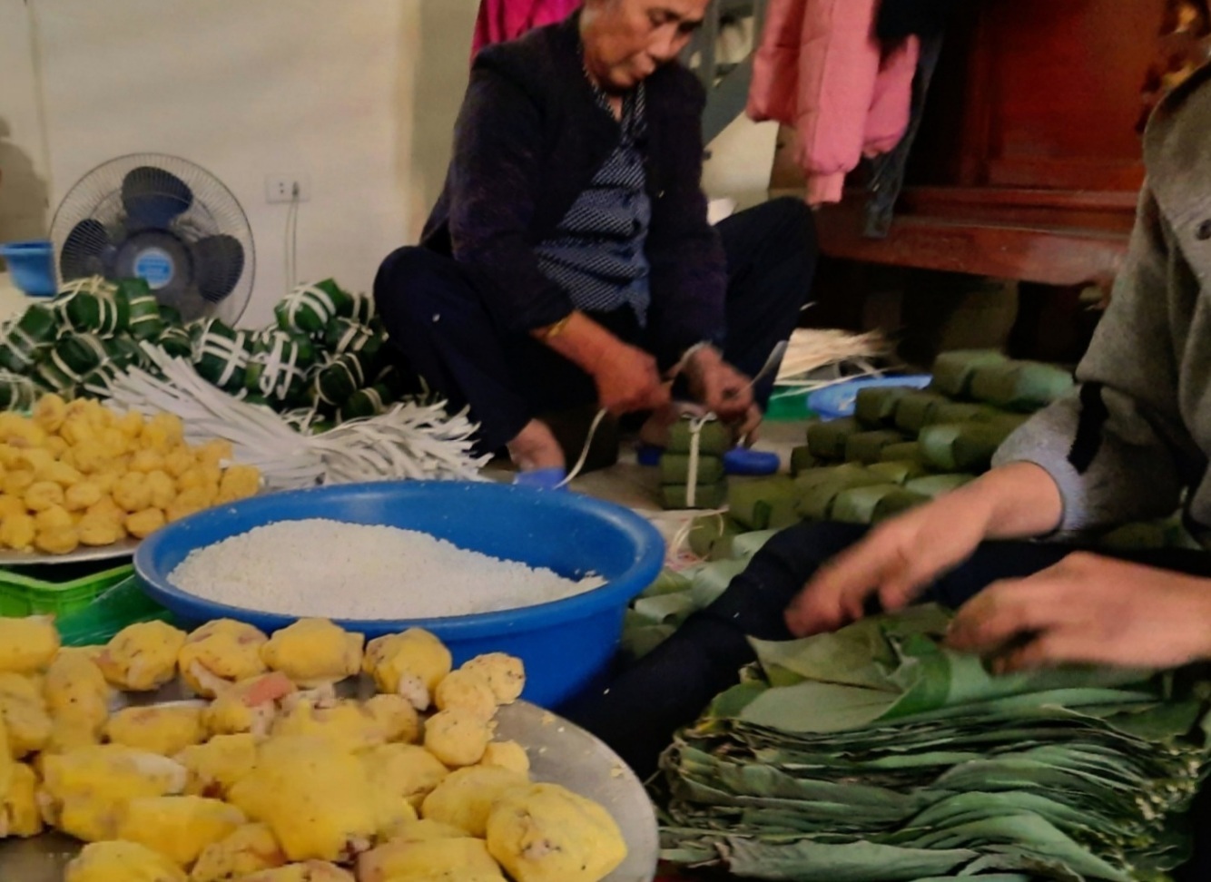 Hình ảnh chiếc bánh chưng xanh gắn liền với truyền thuyết thuở xa xưa vẫn luôn gợi nhắc lòng tri ân, thành kính nhớ đến cội nguồn, tổ tiên của mỗi người con đất Việt, đặc biệt vào dịp Tết đến xuân về. 