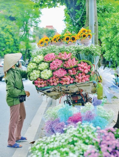Người bán hoa bên hồ Thiền Quang