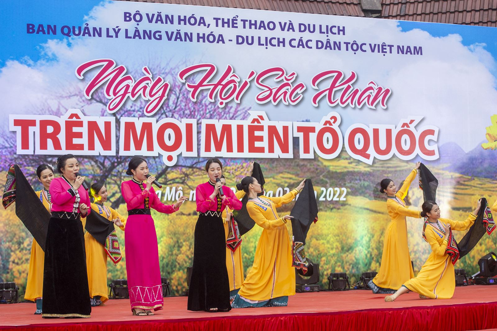 “Sắc Xuân trên mọi miền Tổ quốc” tại Làng VH-DL các dân tộc Việt Nam