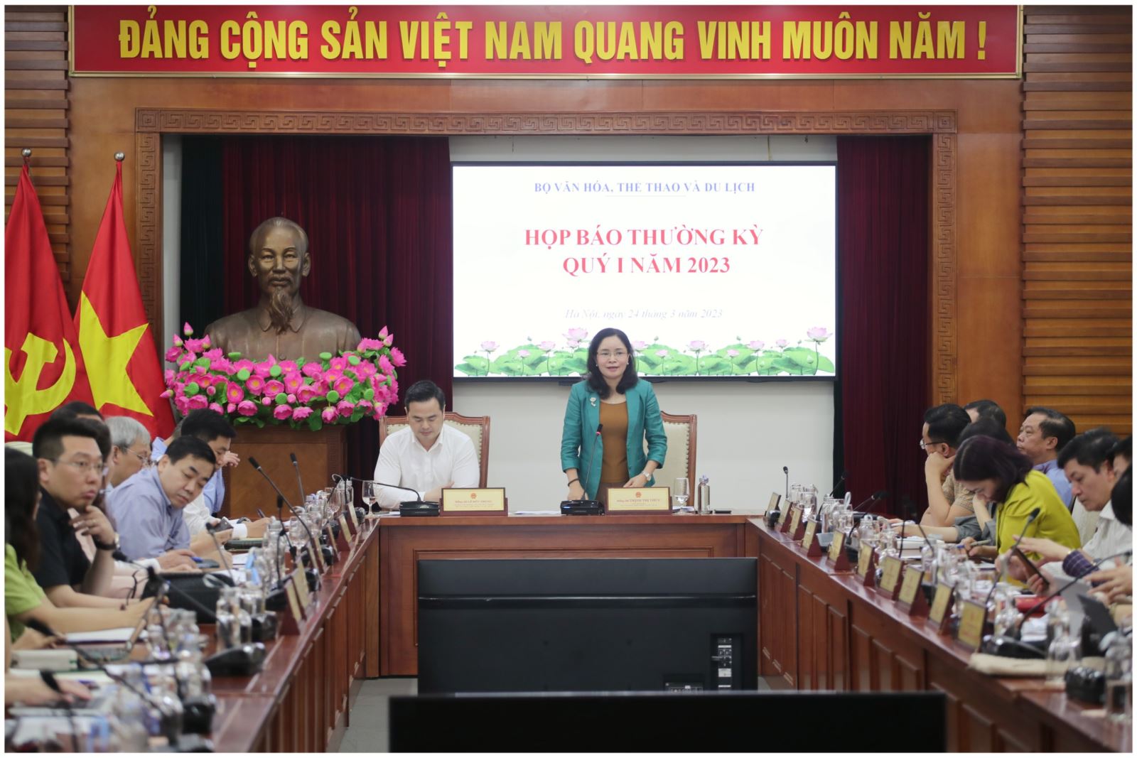 Thứ trưởng Trịnh Thị Thuỷ: nhìn thẳng vào những khó khăn để có giải pháp cụ thể tháo gỡ dứt điểm những vướng mắc tại Hãng phim truyện Việt Nam