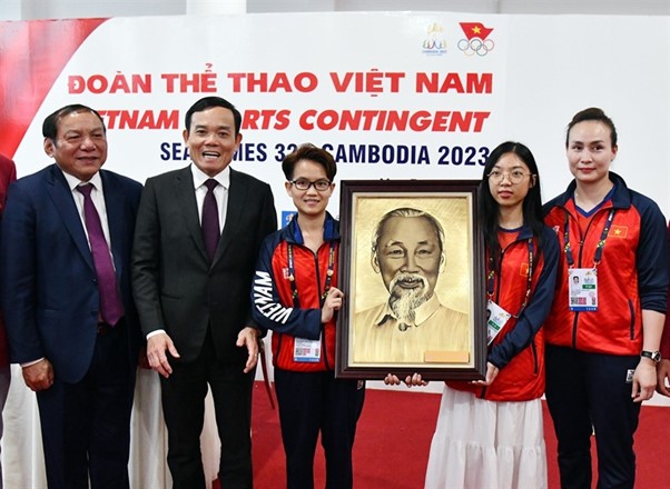 Phó Thủ tướng Trần Lưu Quang thăm, động viên đoàn Thể thao Việt Nam tại Làng VĐV SEA Games 32