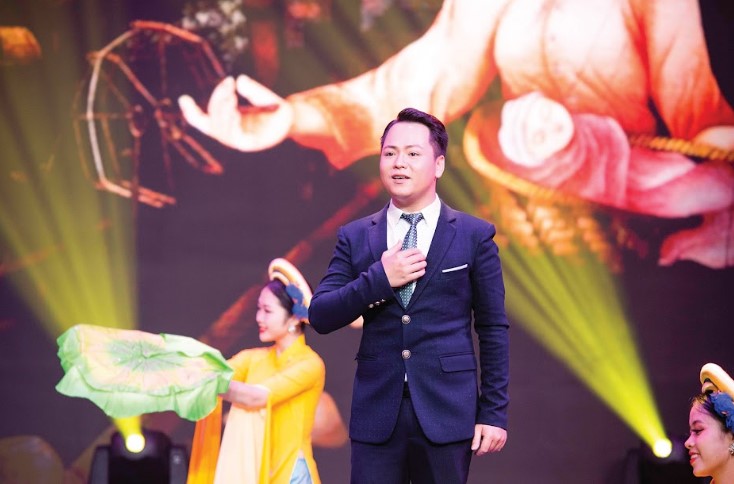 Là Trưởng Đoàn nghệ thuật UNESCO di sản dân ca xứ Nghệ tại Hà Nội, Lê Thanh Phong là một trong những nghệ sĩ trẻ hiện nay đang nỗ lực mang tình yêu âm nhạc dân gian đến với khán giả trong nước và quốc tế. Anh đã có cuộc trò chuyện chân thành, cởi mở với phóng viên Tạp chí Văn hóa Nghệ thuật.
