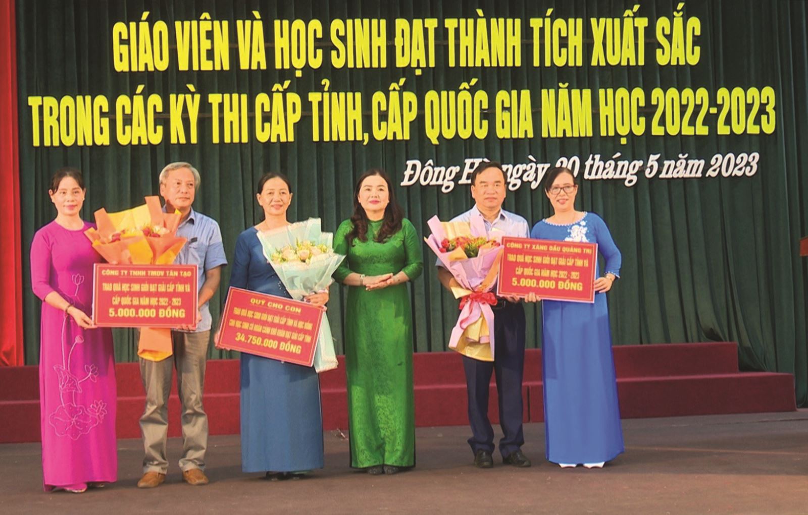 Quảng Trị: Thành phố Đông Hà tuyên dương, khen thưởng giáo viên và học sinh đạt thành tích xuất sắc trong Kỳ thi cấp tỉnh, cấp quốc gia