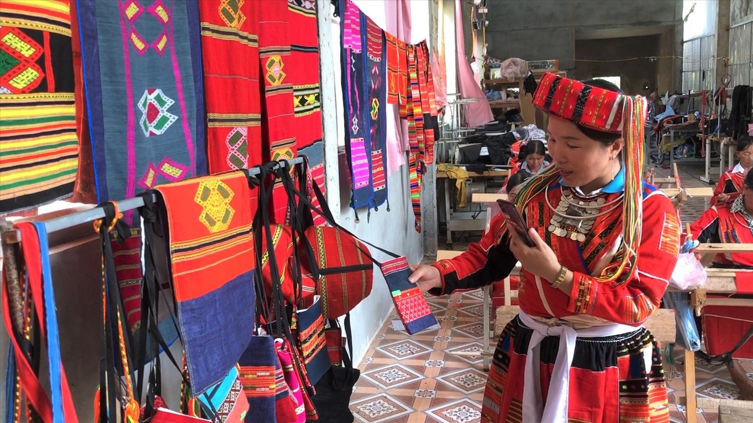 Đặc điểm tạo hình mỹ thuật trang phục nữ truyền thống dân tộc Pà Thẻn