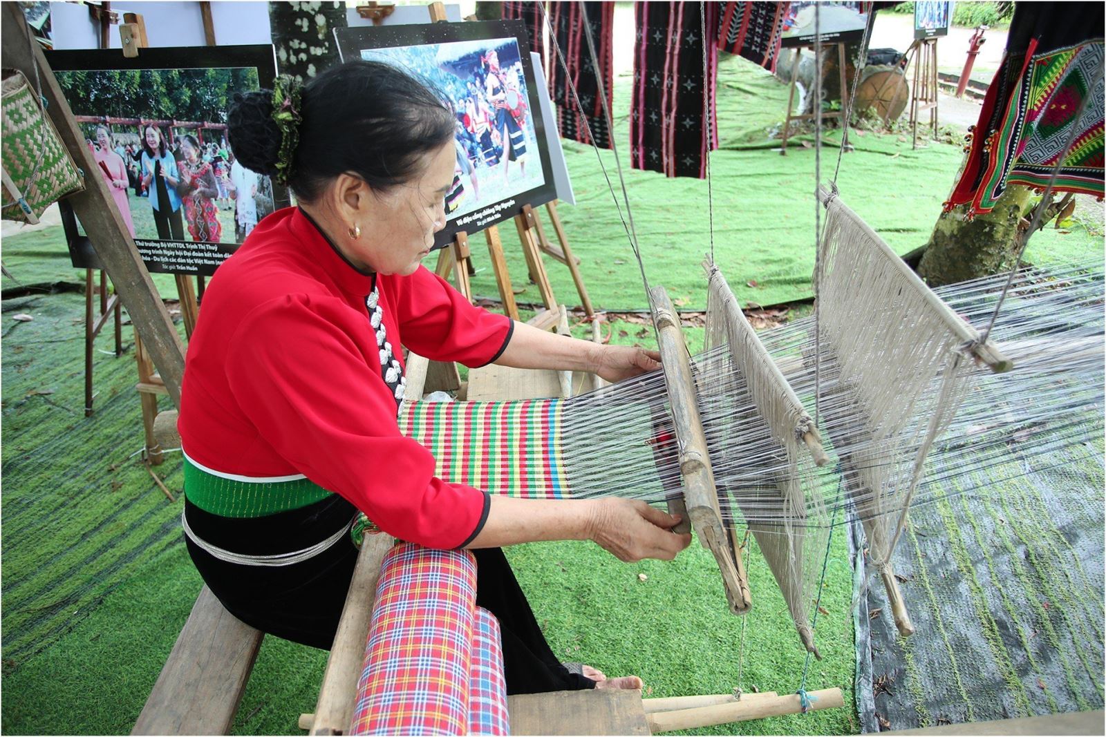Dệt thổ cẩm là một trong những nghề truyền thống xuất hiện ở nhiều vùng miền trên khắp đất nước Việt Nam, mỗi dân tộc đều tạo ra những nét độc đáo riêng, từ chất liệu, hoa văn, màu sắc, cách dệt, sản phẩm dệt… Đối với người Thái, thổ cẩm không chỉ là sản phẩm dùng trong may mặc thường ngày, mà còn chứa đựng trong đó sự khéo léo của người phụ nữ, sự sáng tạo và quan niệm về nhân sinh quan của đồng bào.