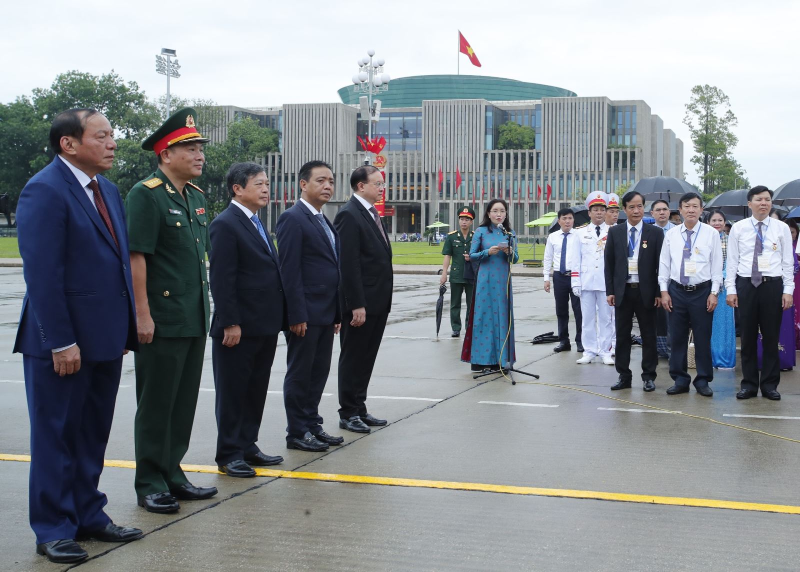 Cán bộ ngành VHTDL báo công dâng Bác và viếng Lăng Chủ tịch Hồ Chí Minh