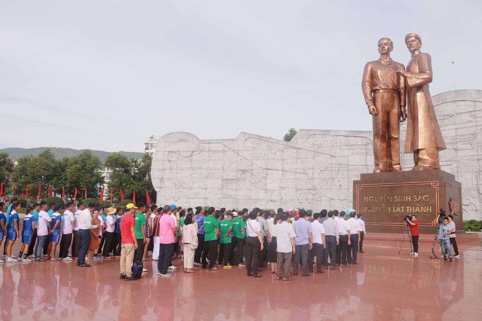 Ngày hội Văn hóa các dân tộc miền Trung lần thứ IV: Dâng hoa tại tượng đài Nguyễn Sinh Sắc - Nguyễn Tất Thành
