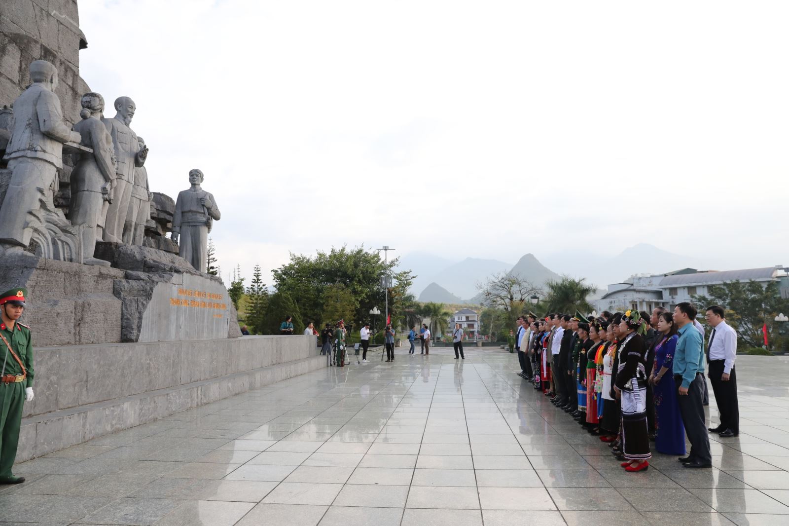 Đoàn đại biểu dự Ngày hội và Tuần Du lịch - Văn hóa Lai Châu năm 2023 Dâng hoa Tượng đài Bác Hồ với các dân tộc Lai Châu