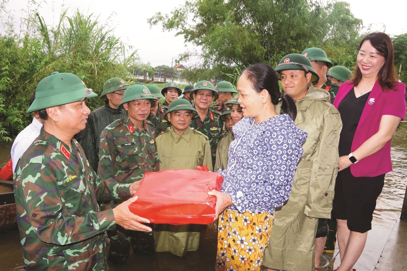 Thừa Thiên Huế: Bộ Tư lệnh Quân khu 4 thăm, tặng quà người dân vùng lũ tỉnh Thừa Thiên Huế 