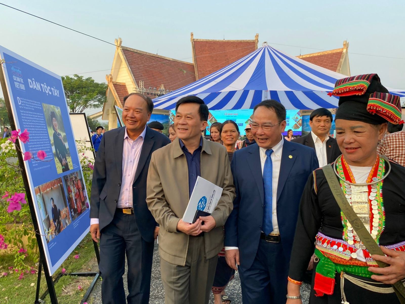 Khai mạc triển lãm ảnh "Sắc màu các dân tộc Việt Nam"