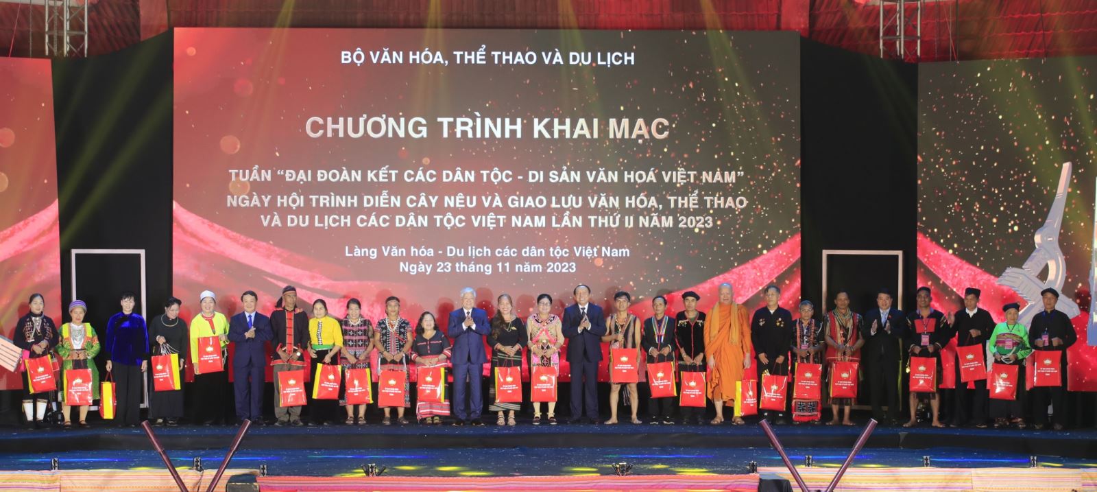 Giữ gìn, phát huy bản sắc văn hóa truyền thống, củng cố khối đại đoàn kết dân tộc