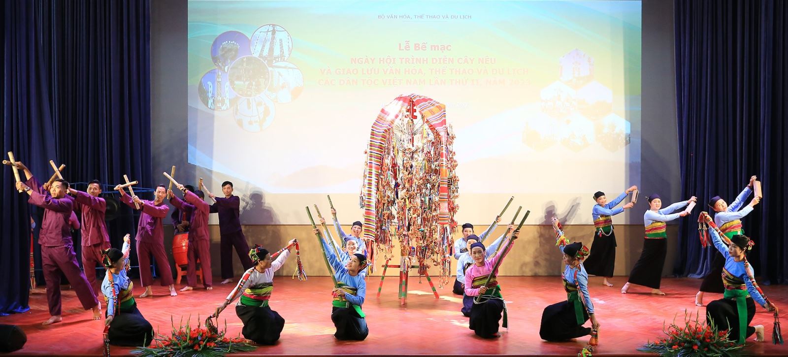 Bế mạc Ngày hội trình diễn cây Nêu và giao lưu văn hóa các dân tộc