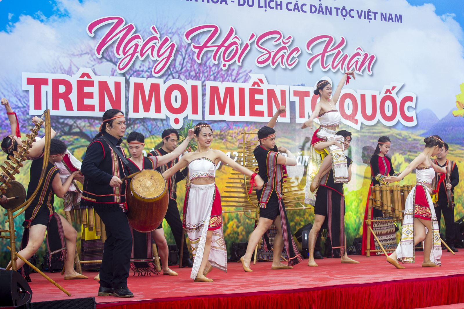 “Sắc xuân trên mọi miền Tổ quốc” tại Làng Văn hóa - Du lịch các dân tộc Việt Nam