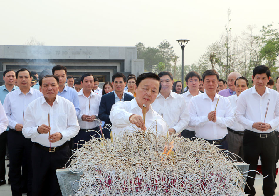 Phó Thủ tướng Chính phủ Trần Hồng Hà dâng hương tưởng niệm Anh hùng liệt sĩ tại các điểm di tích lịch sử ở Điện Biên