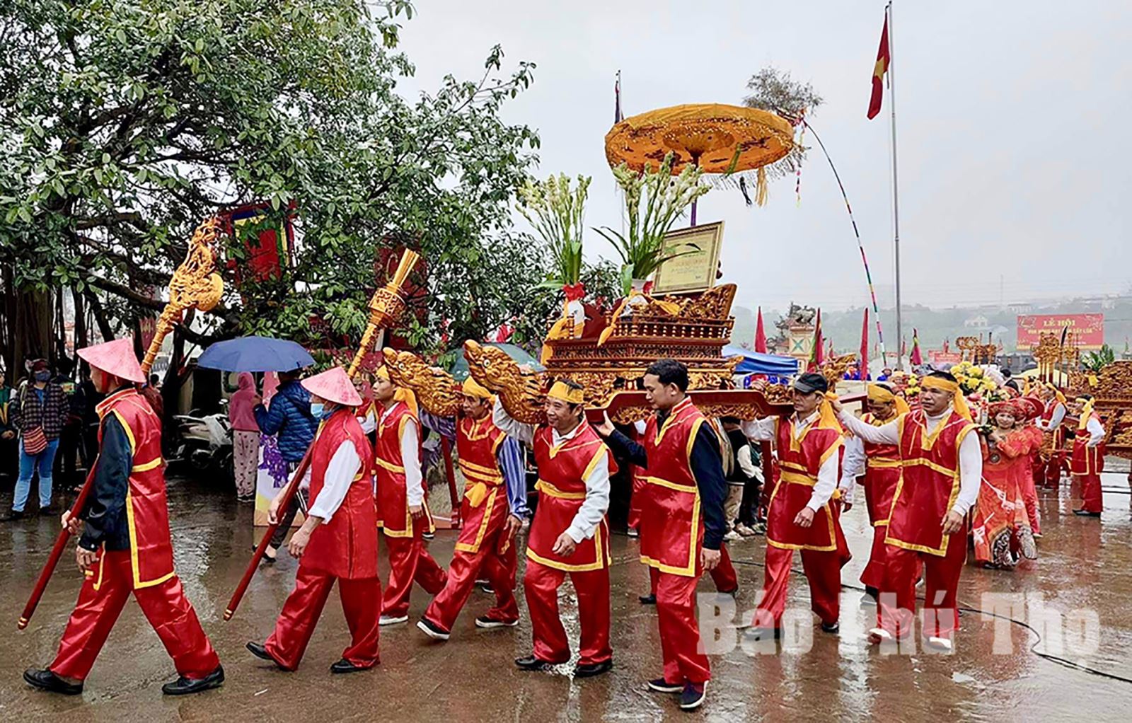 Đó là một  lễ hội khá độc đáo, giàu ý nghĩa nhân văn ở Minh Nông, thành phố Việt Trì, tỉnh Phú Thọ - Lễ hội Vua Hùng dạy dân cấy lúa. Lễ hội này rất cổ xưa,  nó bị mai một trước năm 1945 đến năm 1993 đã dần được khôi phục. Những năm gần đây, thành phố Việt Trì tổ chức lễ hội quy mô lớn cả phần lễ và phần hội với mong muốn  lễ hội này trở thành di sản văn hóa phi vật thể cấp quốc gia, đồng thời là một điểm nhấn trong chương trình Về miền lễ hội cội nguồn dân tộc Việt Nam của tỉnh Phú Thọ, điểm du lịch hấp dẫn của Việt Trì. 