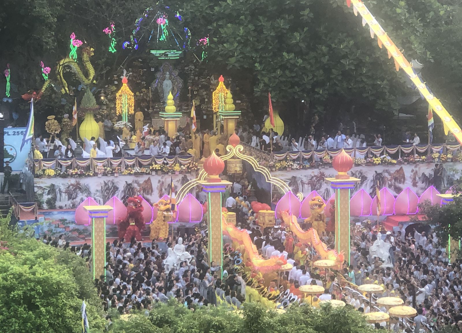 Sáng ngày 28-3-2024, tại chùa Non Nước - Ngũ Hành Sơn, Đà Nẵng đã diễn ra khai mạc Lễ hội Quán Thế Âm năm 2024.
