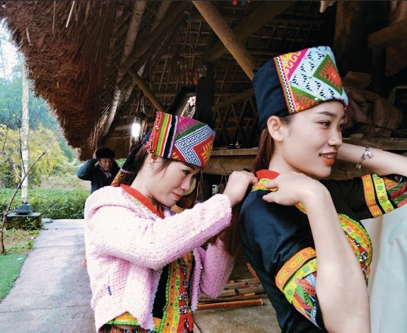Cộng đồng người Khơ Mú tuy ít, sống rải rác và chịu ảnh hưởng nhiều của người Thái, đặc biệt là về trang phục. Song những bộ trang phục của người Khơ Mú, nhất là của người phụ nữ, vẫn mang những bản sắc riêng, làm nên nét độc đáo và là niềm tự hào của người Khơ Mú. Ngày nay, nhiều nghệ nhân Khơ Mú rất tâm huyết với việc giữ gìn bản sắc riêng của dân tộc mình thông qua việc vận động đồng bào giữ gìn nét trang phục riêng được lưu truyền lại cũng như chỉ dạy cho thế hệ sau những nét độc đáo trên trang phục và bảo tồn cho đời sau. Những nỗ lực của họ ngày càng được nhân rộng bởi trang phục cũng là một phần quan trọng trong đời sống văn hoá của người Khơ Mú cần được bảo tồn và phát huy.