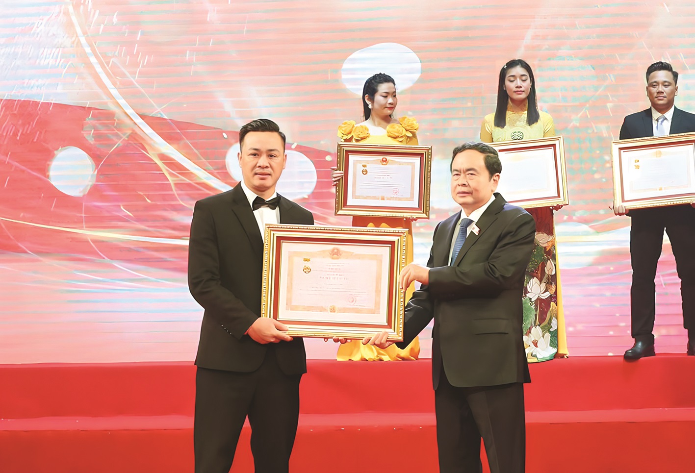 Hơn 20 năm làm nghề, diễn viên Phạm Quang Ánh ghi dấu ấn cả trên sân khấu kịch và các vai diễn trong phim điện ảnh, phim truyền hình. Đầu năm 2024, anh vinh dự được Nhà nước trao tặng danh hiệu Nghệ sĩ ưu tú.