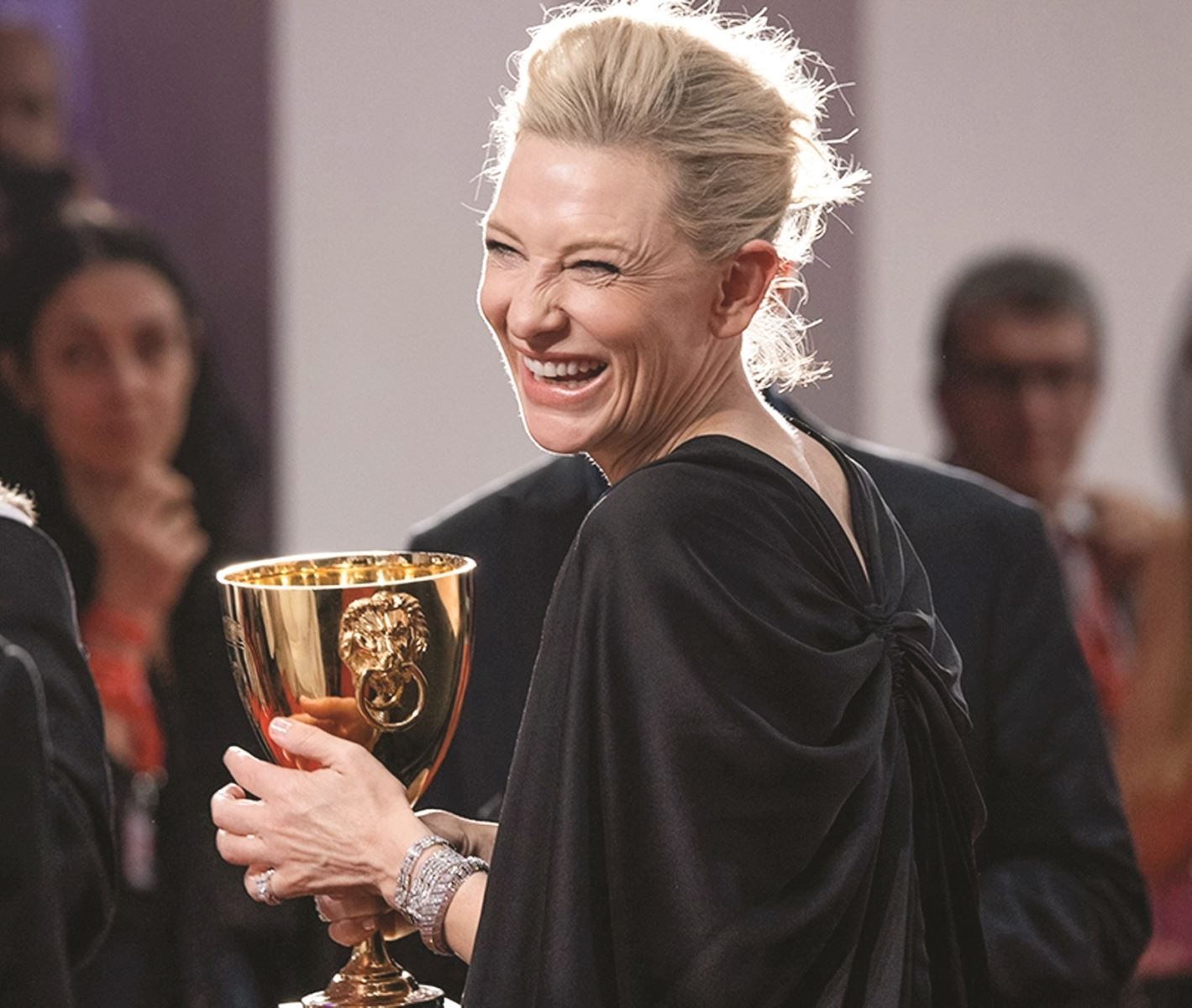 Được biết đến qua loạt bom tấn của Hollywood, Cate Blanchett không chỉ tỏa sáng bởi nhan sắc mà còn chinh phục khán giả qua hàng loạt giải thưởng tại những Liên hoan Phim danh giá.

