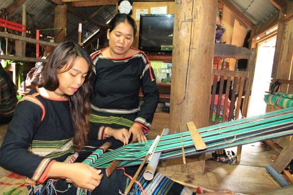 Nhận diện về nghề dệt thổ cẩm ở Đắk Lắk trong bối cảnh hiện nay