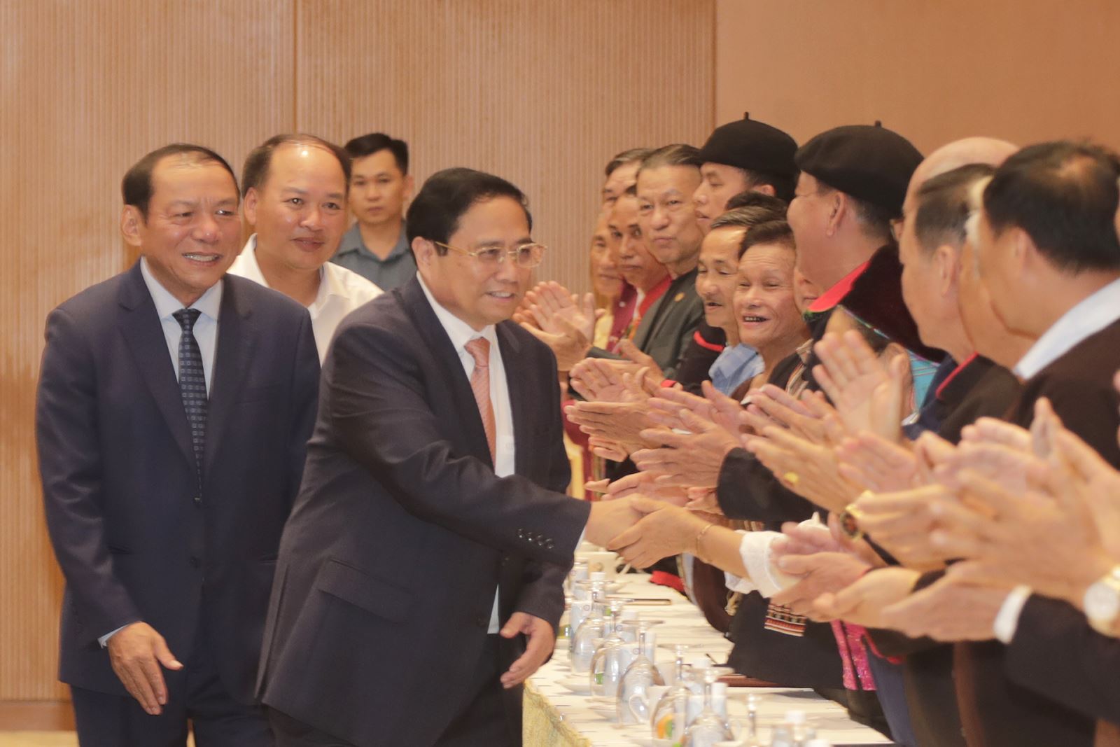 Thủ tướng Phạm Minh Chính gặp mặt đoàn đại biểu các già làng, trưởng bản, nghệ nhân, người có uy tín  nhân Ngày Văn hóa các dân tộc Việt Nam