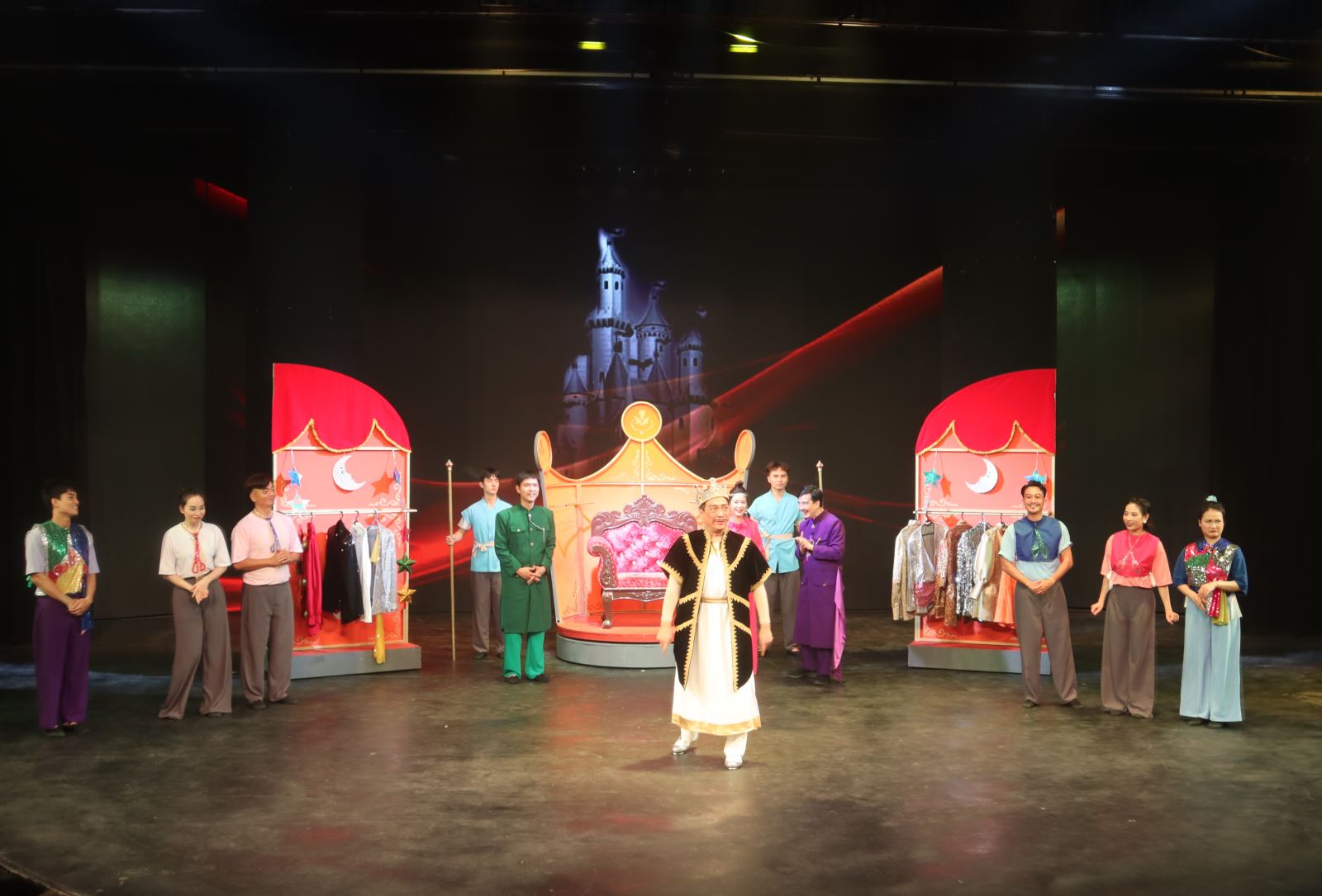 Tối ngày 2-5-2024, Nhà hát Kịch Việt Nam chính thức ra mắt vở kịch thiếu nhi “Bộ quần áo mới của Hoàng đế” tại Nhà hát Star Galaxy (87 Láng Hạ, Ba Đình, Hà Nội). Vở kịch sẽ là món quà hấp dẫn đối với các khán giả nhỏ tuổi nhân dịp ngày Quốc tế Thiếu nhi sắp tới.