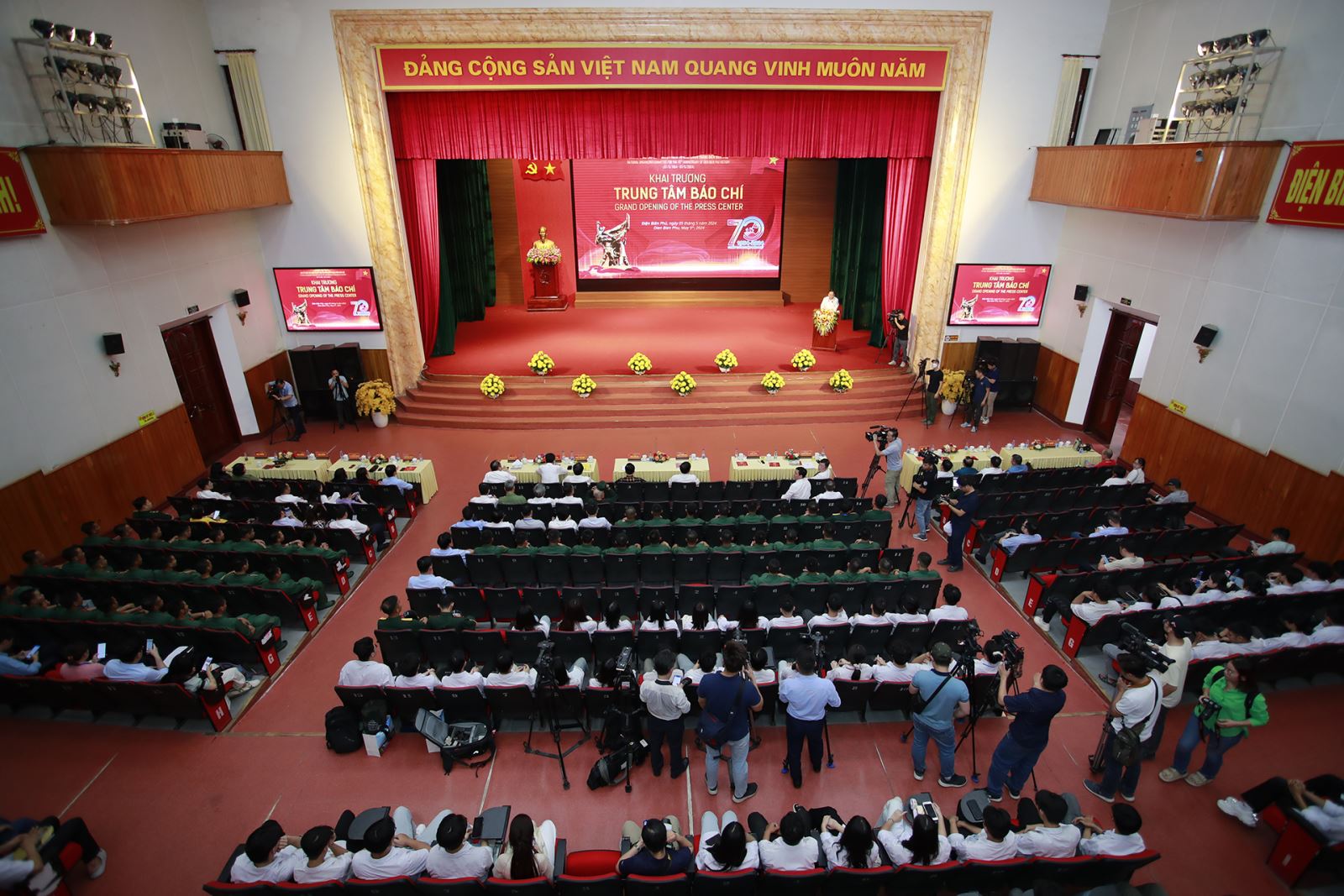 Chiều ngày 5-5, tại Hội trường tầng 1, Trung tâm Hội nghị - Văn hóa tỉnh Điện Biên đã diễn ra chương trình Khai trương Trung tâm Báo chí và phát hành bộ tem kỷ niệm 70 năm Chiến thắng Điện Biên Phủ.